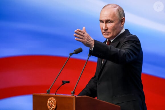 Et le sujet est très sensible pour le président russe, au pouvoir depuis 25 ans.
Vladimir Poutine tient un discours à son bureau de campagne après sa réélection. Moscou, le 17 mars 2024. 