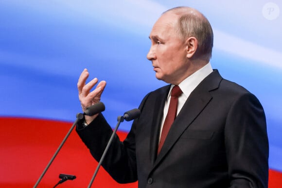 Et pendant ces six prochaines années, elle va peut-être réapparaitre à ses côtés.
Vladimir Poutine tient un discours à son bureau de campagne après sa réélection. Moscou, le 17 mars 2024. 