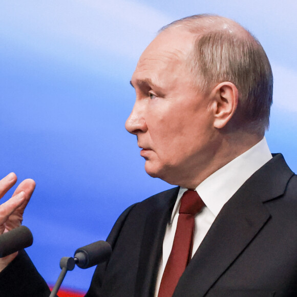 Et pendant ces six prochaines années, elle va peut-être réapparaitre à ses côtés.
Vladimir Poutine tient un discours à son bureau de campagne après sa réélection. Moscou, le 17 mars 2024. 