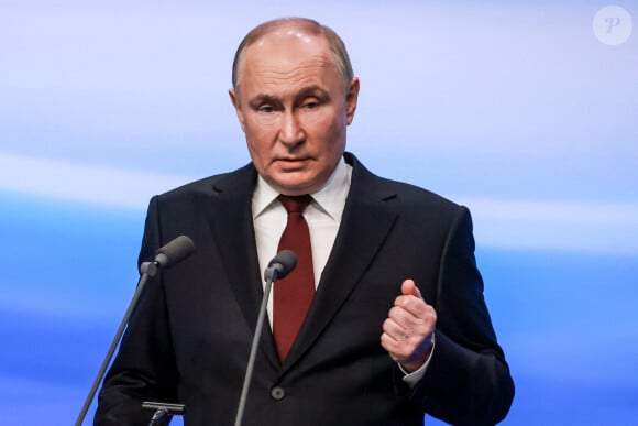 Vladimir Poutine tient un discours à son bureau de campagne après sa réélection. Moscou, le 17 mars 2024. 