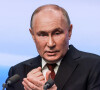 Vladimir Poutine, réélu, est en couple secrètement avec une femme de l'ombre.
Vladimir Poutine tient un discours à son bureau de campagne après sa réélection. Moscou. 