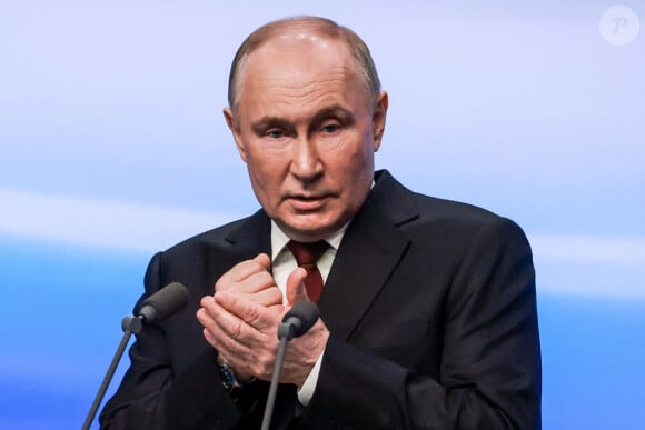 Vladimir Poutine, réélu, est en couple secrètement avec une femme de l'ombre.
Vladimir Poutine tient un discours à son bureau de campagne après sa réélection. Moscou. 
