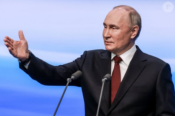 Vladimir Poutine tient un discours à son bureau de campagne après sa réélection. Moscou, le 17 mars 2024. 