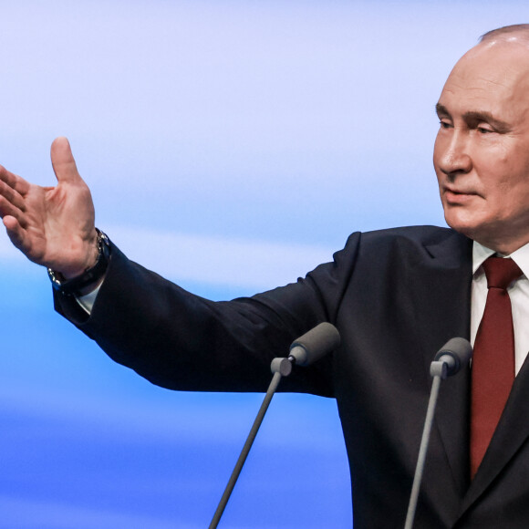 Vladimir Poutine tient un discours à son bureau de campagne après sa réélection. Moscou, le 17 mars 2024. 