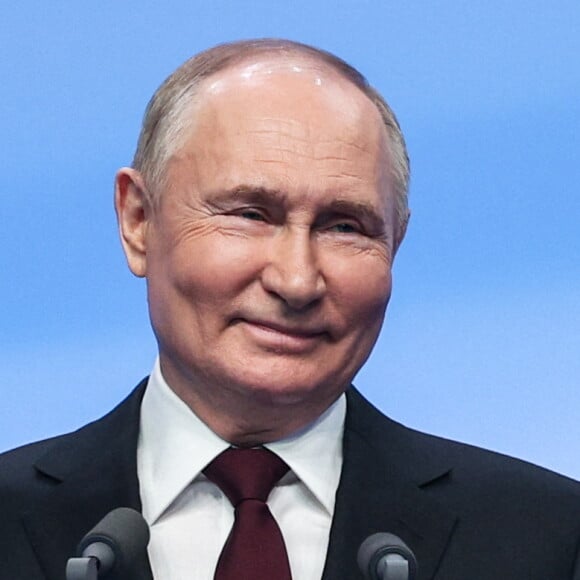 Vladimir Poutine tient un discours à son bureau de campagne après sa réélection. Moscou, le 17 mars 2024. 