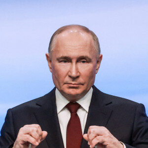 Vladimir Poutine tient un discours à son bureau de campagne après sa réélection. Moscou, le 17 mars 2024. 