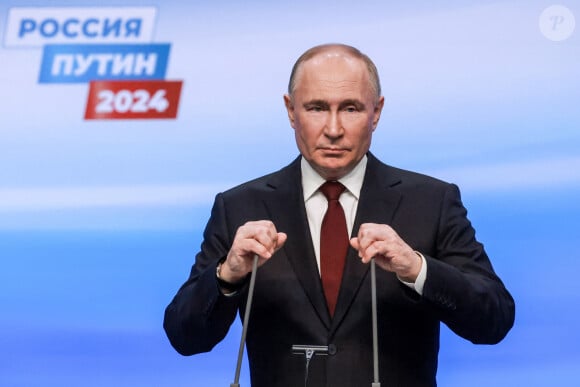 Vladimir Poutine tient un discours à son bureau de campagne après sa réélection. Moscou, le 17 mars 2024. 