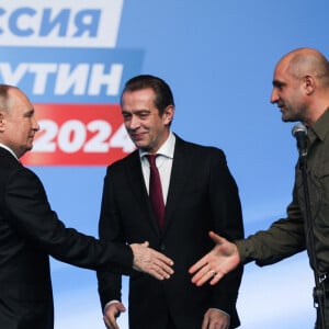 Vladimir Poutine tient un discours à son bureau de campagne après sa réélection. Moscou, le 17 mars 2024. 