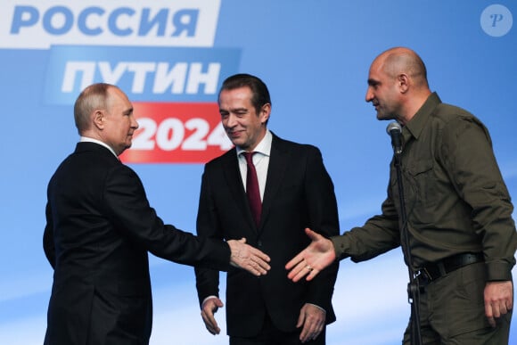 Vladimir Poutine tient un discours à son bureau de campagne après sa réélection. Moscou, le 17 mars 2024. 