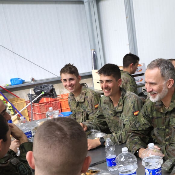 En tant que chef des armées, il a rencontré les jeunes étudiants. 
Le roi Felipe VI, la princesse Leonor d'Espagne et les étudiants de l'Académie générale militaire du Centre national d'entraînement San Gregorio à Saragosse, Espagne, le 15 mars 2024. © Casa SM El Rey Agence via Bestimage 