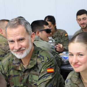 Le roi Felipe VI, la princesse Leonor d'Espagne et les étudiants de l'Académie générale militaire du Centre national d'entraînement San Gregorio à Saragosse, Espagne, le 15 mars 2024. © Casa SM El Rey Agence via Bestimage 