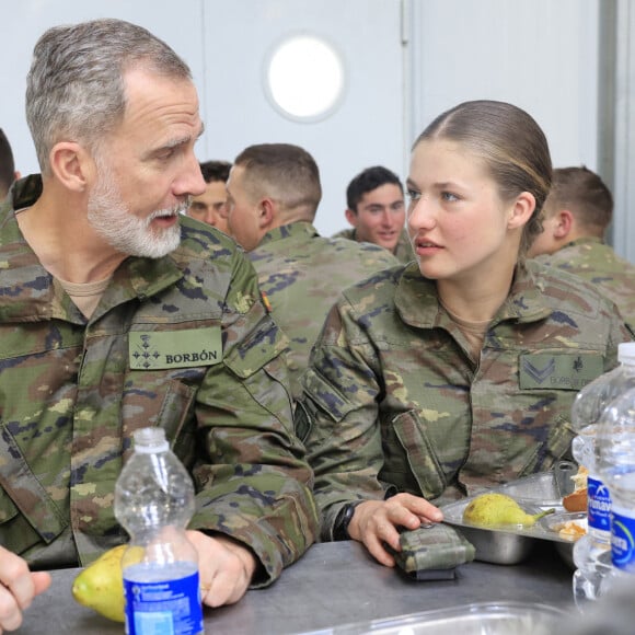 Felipe VI a fait une apparition surprise aux côtés de sa fille Leonor. 
Le roi Felipe VI, la princesse Leonor d'Espagne et les étudiants de l'Académie générale militaire du Centre national d'entraînement San Gregorio à Saragosse, Espagne. © Casa SM El Rey Agence via Bestimage 