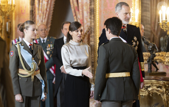 C'est une rare apparition pour la jeune Leonor, qui étudie à Zaragoza. 
Le roi Felipe VI, la reine Letizia d'Espagne et la princesse Leonor lors de la réception militaire de Pâques au Palais Royal, le 6 janvier 2024 à Madrid, Espagne, le 6 janvier 2024. 