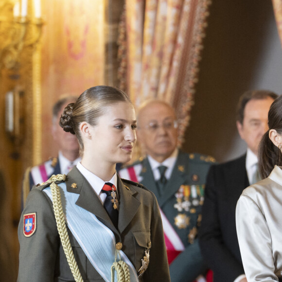 C'est une rare apparition pour la jeune Leonor, qui étudie à Zaragoza. 
Le roi Felipe VI, la reine Letizia d'Espagne et la princesse Leonor lors de la réception militaire de Pâques au Palais Royal, le 6 janvier 2024 à Madrid, Espagne, le 6 janvier 2024. 