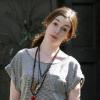 Anne Hathaway se promène à Toluca Lake le 16 mars 2010