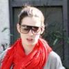 Anne Hathaway se promène à Toluca Lake le 16 mars 2010