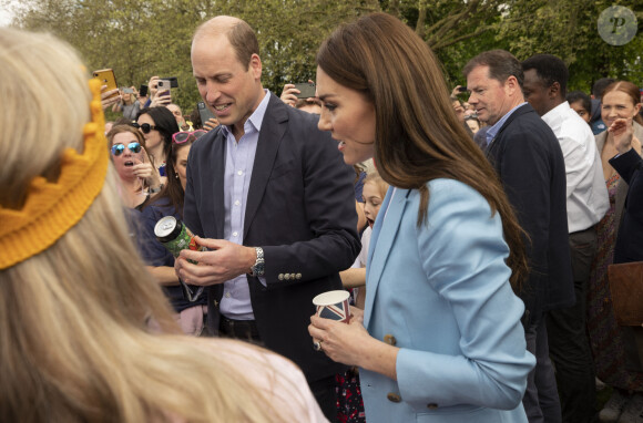 Le prince William, prince de Galles, et Catherine (Kate) Middleton, princesse de Galles, à la rencontre des membres du public participant au pique-nique du couronnement du roi sur la longue marche du parc du château de Windsor, Royaume Uni, le 7 mai 2023. 