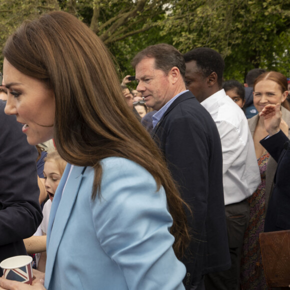 Le prince William, prince de Galles, et Catherine (Kate) Middleton, princesse de Galles, à la rencontre des membres du public participant au pique-nique du couronnement du roi sur la longue marche du parc du château de Windsor, Royaume Uni, le 7 mai 2023. 