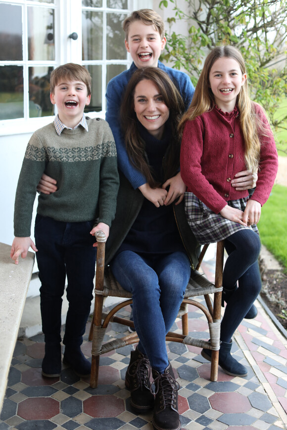 Le prince William a partagé une photographie de la princesse de Galles Catherine Kate Middleton avec ses enfants le 10 mars 2024. Une image retouchée. © The Prince and Princess of Wales / Julien Burton via Bestimage