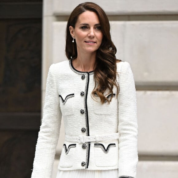 Catherine (Kate) Middleton, princesse de Galles, arrive à la réouverture de la National Portrait Gallery à Londres, Royaume-Uni, le 20 juin 2023, à la suite d'un programme de rénovation de trois ans. La galerie a subi une transformation majeure depuis la fermeture de ses portes en mars 2020, la plus importante depuis l'ouverture du bâtiment il y a 127 ans. 