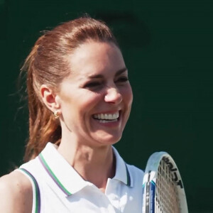 Catherine (Kate) Middleton, princesse de Galles et Roger Federer rencontrent les ramasseurs de balles de Wimbledon, à Londres, Royaume Uni, le 26 juin 2023. 
