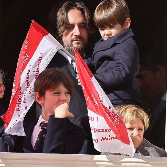 Dimitri Rassam, Balthazar Rassam, Raphaël Elmaleh - La famille princière au balcon du palais lors de la Fête Nationale de la principauté de Monaco le 19 novembre 2022. © Dominique Jacovides / Bruno Bebert / Bestimage 