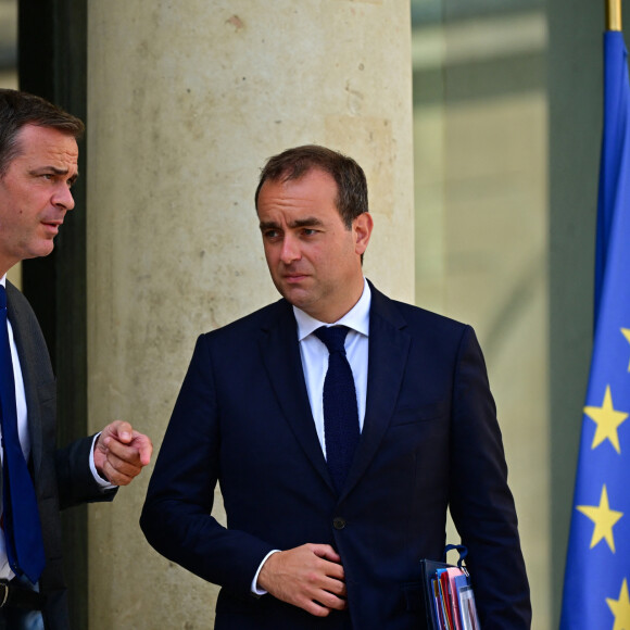 Olivier Véran, porte-parole du gouvernement et Sébastien Lecornu, ministre des Armées de France - Conseil des ministres de rentrée au palais de l'Elysée à Paris, le 23 août 2023.  Council of Ministers at the Elysée Palace. Pris. August 23rd, 2023.