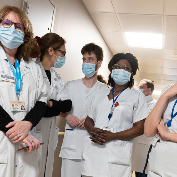 Avant d'être ministre, il était neurologue.
Déplacement dans le cadre du soutien psychologique aux soignants confrontés à l?épidémie de COVID-19 et aux familles des victimes à l'hôpital d'Avicenne à Bobigny le 29 janvier 2021. © Jacques Witt / Pool / Bestimage 