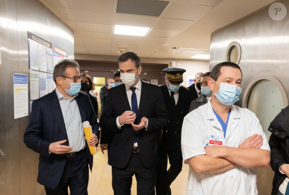 Mais pour lui, renfiler sa blouse blanche était important.
Martin Hirsch, Directeur général de l'Assistance publique - Hôpitaux de Paris - Olivier Véran, ministre des solidarités et de la santé - Déplacement dans le cadre du soutien psychologique aux soignants confrontés à l?épidémie de COVID-19 et aux familles des victimes à l'hôpital d'Avicenne à Bobigny le 29 janvier 2021. © Jacques Witt / Pool / Bestimage 