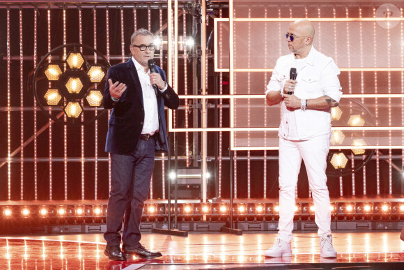 Exclusif - Christophe Dechavanne et Pascal Obispo lors de l'enregistrement de la soirée "Les 30 ans du sidaction - la soirée événement" au Grand Rex à Paris diffusée le 23 mars 2024 sur France 2 À l'occasion du week-end du Sidaction, qui aura lieu les 22, 23, 24 mars prochain, et pour célébrer cette édition anniversaire, cette soirée-événement mettra l'espoir à l'honneur. © Cyril Moreau / Coadic Guirec / Bestimage 