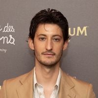 Installé à la campagne, Pierre Niney présente son nouveau compagnon surprenant ! Sa vidéo fait 6 millions de vues en 24 heures