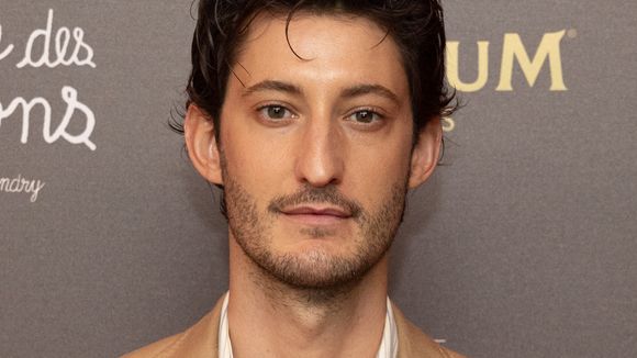 Installé à la campagne, Pierre Niney présente son nouveau compagnon surprenant ! Sa vidéo fait 6 millions de vues en 24 heures