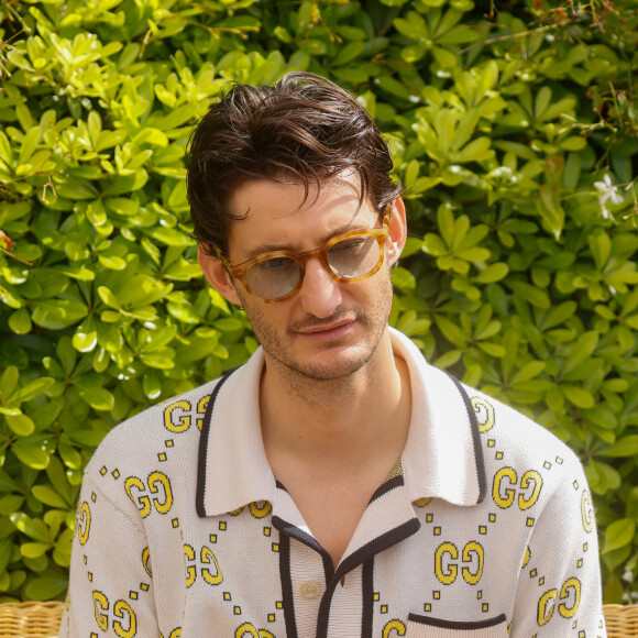 Exclusif - Pierre Niney sur la terrasse Unifrance, dans le cadre de la promotion du film "Le livre des solutions", lors du 76ème Festival International du Film de Cannes, le 26 mai 2023. © Christophe Clovis/Bestimage 
