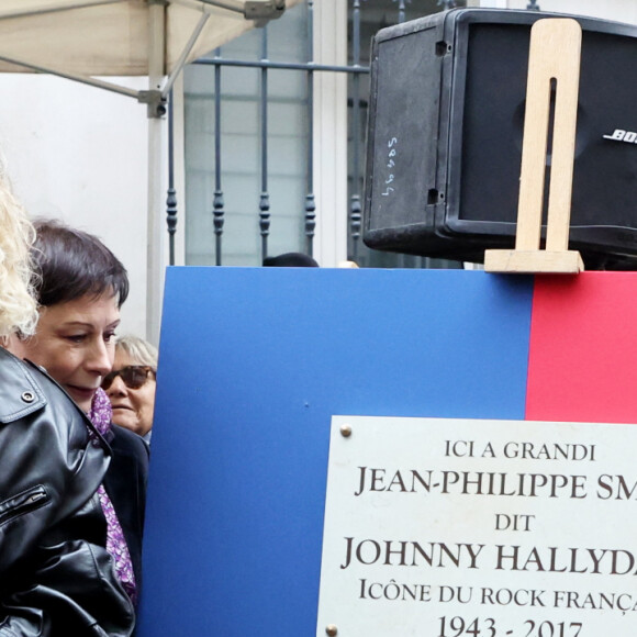 Laeticia Hallyday, ses filles Joy et Jade lors de l'inauguration d'une plaque commémorative en hommage à Johnny Hallyday devant l'immeuble où le chanteur français a grandi dans le 9ème arrondissement de Paris, France, le 22 décembre 2023. Décédé en 2017, Johnny Hallyday fut pendant un demi-siècle l'incarnation du rock à la française. D'origine belge et né sous le nom de Jean-Philippe Smet, il naquit et passa une très grande partie de sa vie à Paris. Fière de cet héritage musical qu'il lui laissa, la Ville de Paris avait entrepris un premier hommage à l'artiste en donnant le nom de Johnny Hallyday à l'esplanade situé devant la salle de spectacle qu'il avait tant fait vibrer par le passé. Dans la continuité de ce premier hommage, la ville de Paris a souhaité à nouveau honorer la mémoire de ce natif de la capitale et une plaque commémorative est dévoilée devant l'immeuble dans lequel il grandit au 13 rue de la Tour des Dames dans le 9ème arrondissement. © Dominique Jacovides/Bestimage