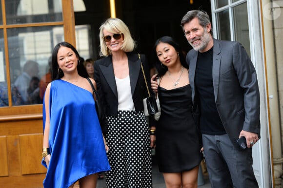 No Web - Jalil Lespert, Laeticia Hallyday et ses filles Jade et Joy à leur arrivée au mariage de Claude Lelouch à la mairie du 18ème à Paris. Le 17 juin 2023