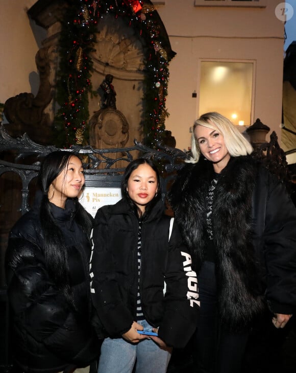 Exclusif - Laeticia Hallyday accompagnés de Jade et Joy sont allés rendre visite au Manneken-Pis qui a été rhabillé en hommage à Johnny Hallyday à Bruxelles le 20 décembre 2022. © Dominique Jacovides / Bestimage 