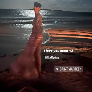Laeticia Hallyday a été taguée à Saint-Martin sur la story Instagram de Jade, marchant sur la plage éclairée par la lumière de la Lune. Preuve qu'elles se sont donc retrouvées !
Laeticia Hallyday à Saint-Martin