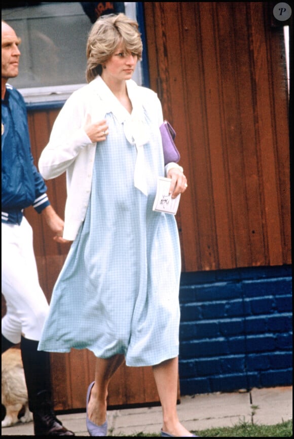 La princesse Lady Diana enceinte de William sur les pelouses de Windsor 