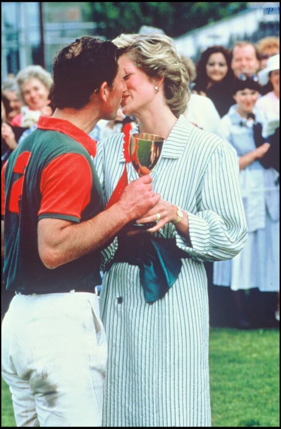 Diana et Charles s'embrassent après un match de polo.