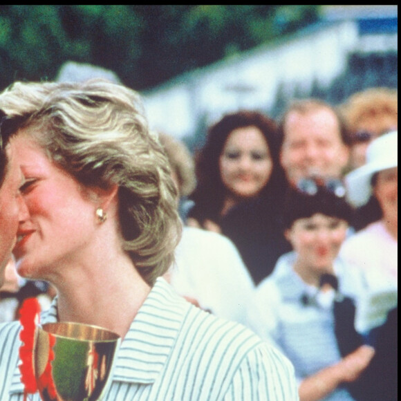 Diana et Charles s'embrassent après un match de polo.