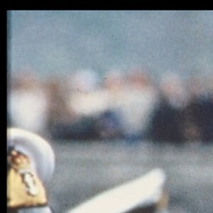 Lady Diana salue des militaires en 1990. 