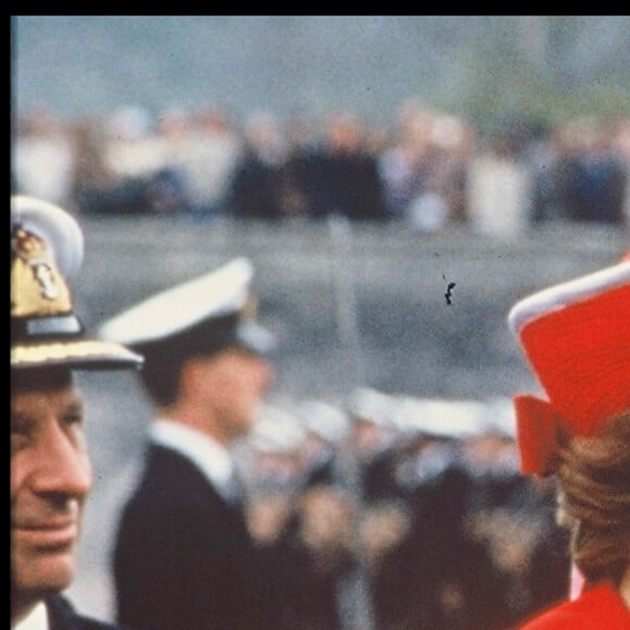 Lady Diana salue des militaires en 1990. 