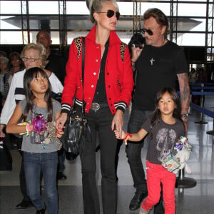 Johnny Hallyday quitte Los Angeles en famille pour rejoindre Paris le 14 octobre 2014. Le rocker était accompagné de sa femme Laeticia, de ses filles Jade et Joy ainsi que la grand-mère de son épouse Elyette et de son chien Santos.