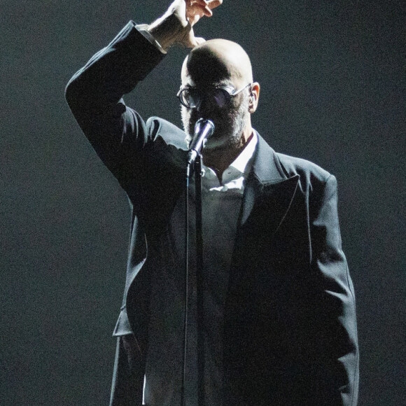 Cet homme est décédé en 2020 des suites du Covid.
Eric Cantona performe sur scène à Londres.