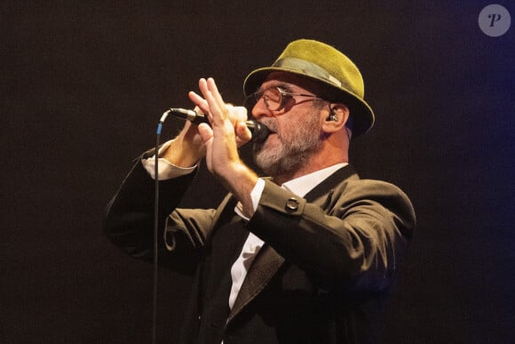 Eric Cantona performe sur scène à Londres.