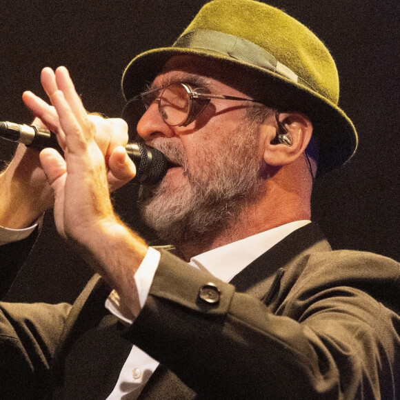 Eric Cantona performe sur scène à Londres.
