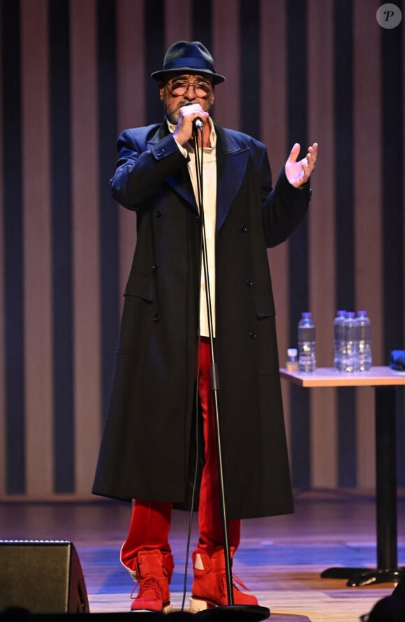 Eric Cantona lors de son concert dans la salle The Stroller à Manchester, le 27 octobre 2023. Reconverti dans la chanson, il a interprété en live les titres de son album, la plupart en anglais, devant 500 personnes. 