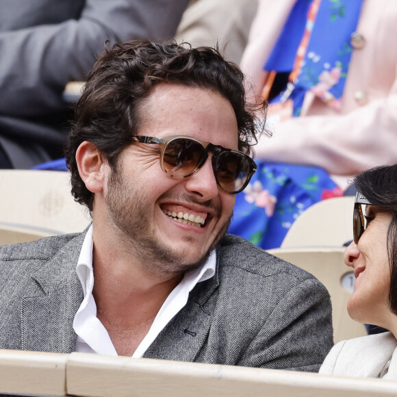 Florence Foresti et son compagnon Alexandre Kominek - People dans les tribunes lors des Internationaux de France de Tennis de Roland Garros 2022 à Paris le 29 mai 2022. © Cyril Moreau/Bestimage 
