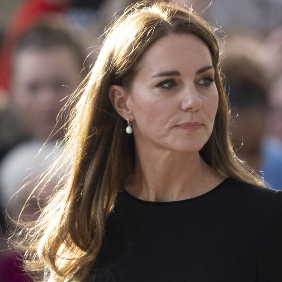 De quoi émouvoir tout le monde.
La princesse de Galles Kate Catherine Middleton à la rencontre de la foule devant le château de Windsor, suite au décès de la reine Elisabeth II d'Angleterre. Le 10 septembre 2022 