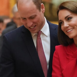 Le prince William, prince de Galles, et Catherine (Kate) Middleton, princesse de Galles, avec Choo Kyungho, vice-premier ministre coréen et Park Jin, ministre coréen des Affaires étrangères, regardent une exposition spéciale d'objets de la collection royale relative à la République de Corée dans la galerie de photos du palais de Buckingham à Londres, Royaume Uni, le 21 novembre 2023. 